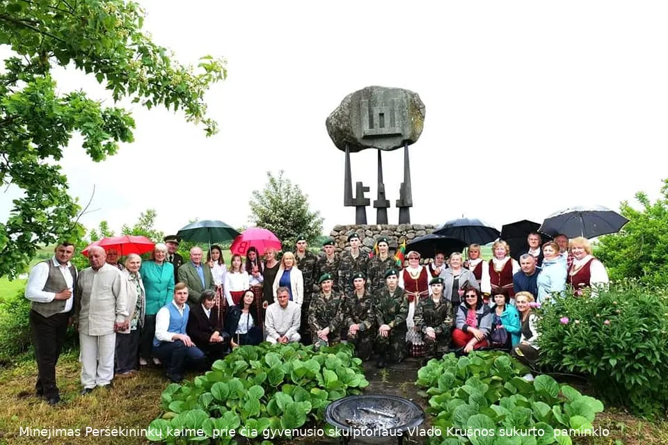 persekininku kaime prie paminklo tremtiniams