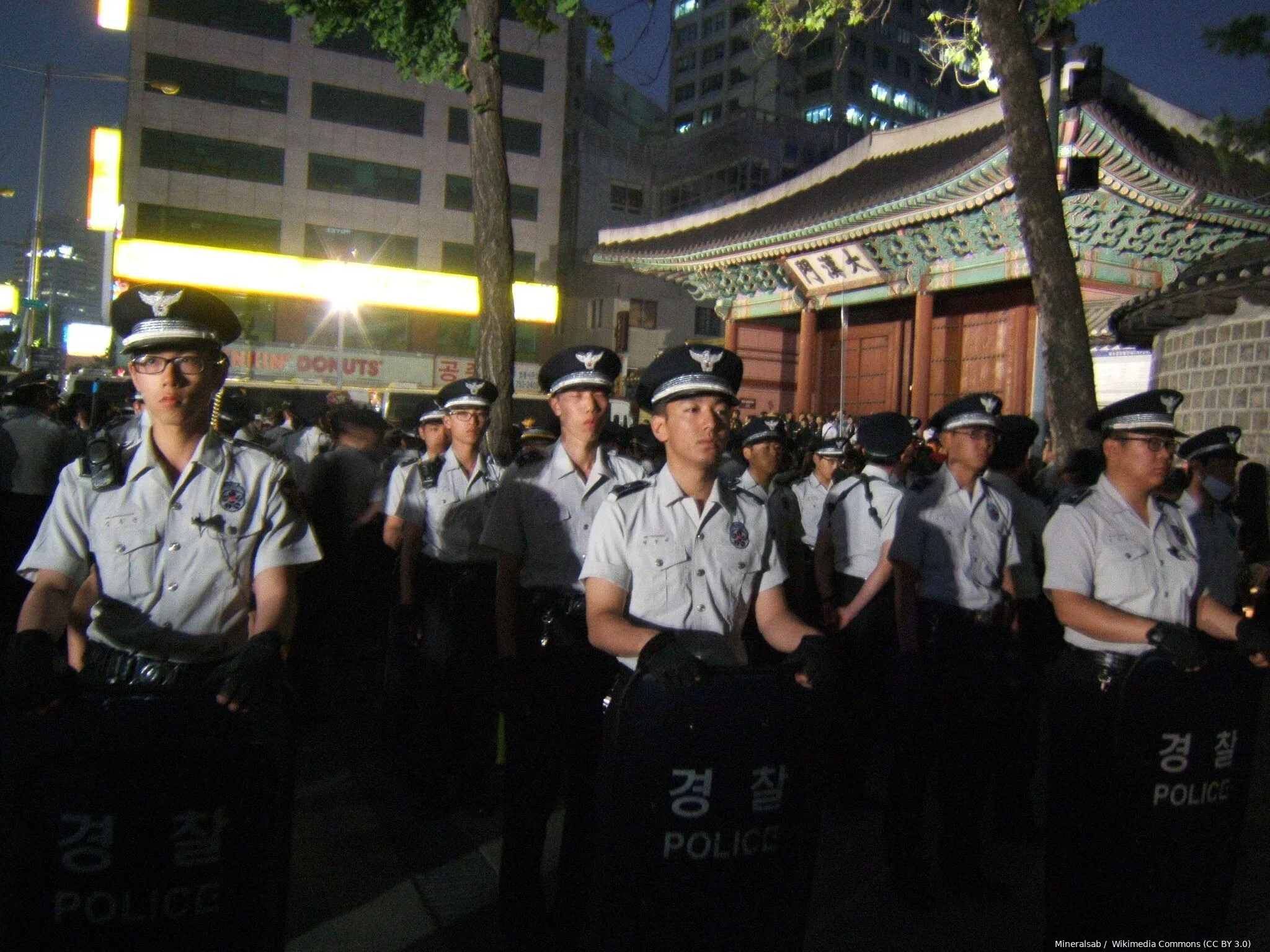2048px police officers blocking the street