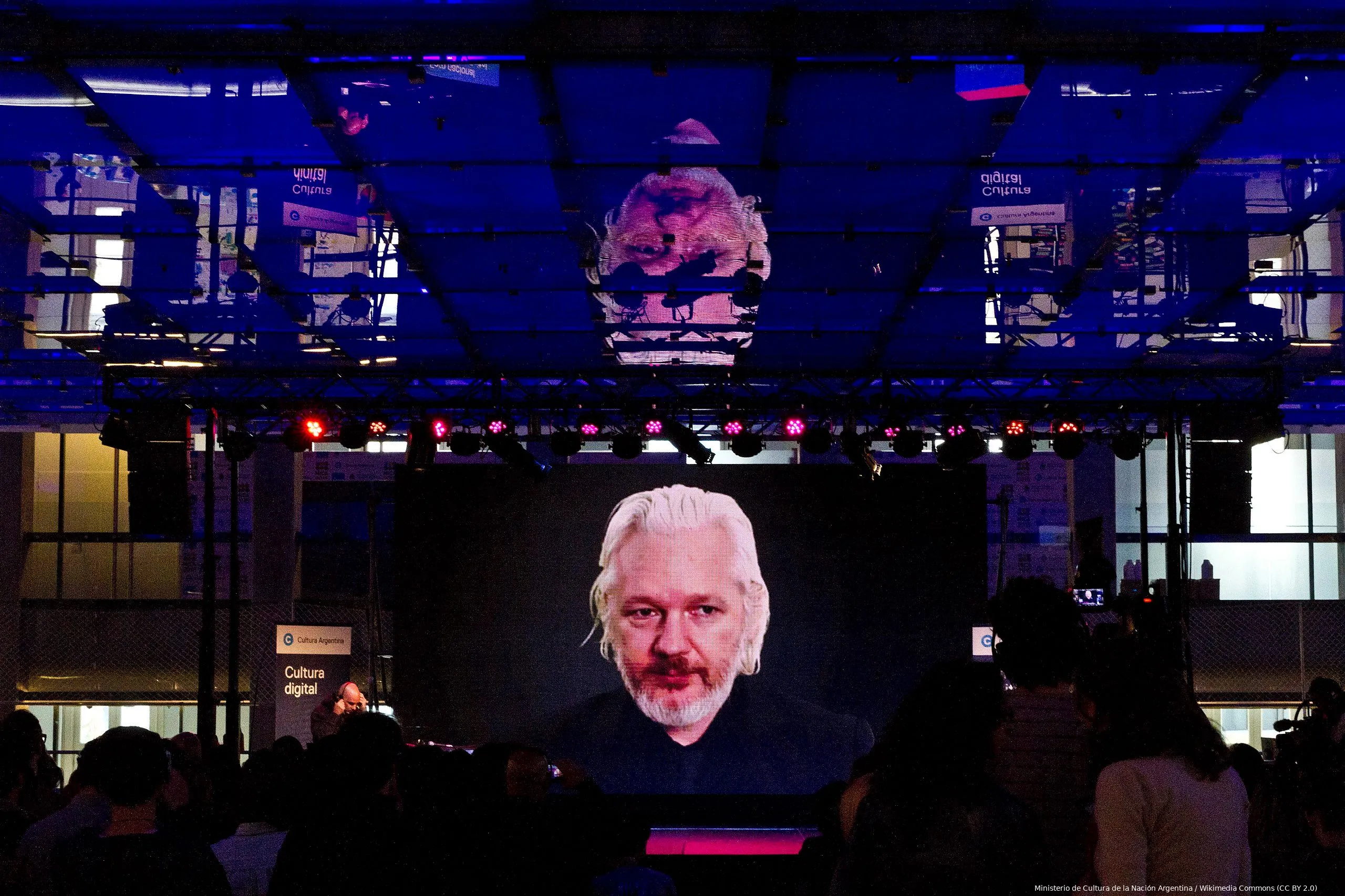 2560px videoconferencia con julian assange foro cultura digital 22175392526