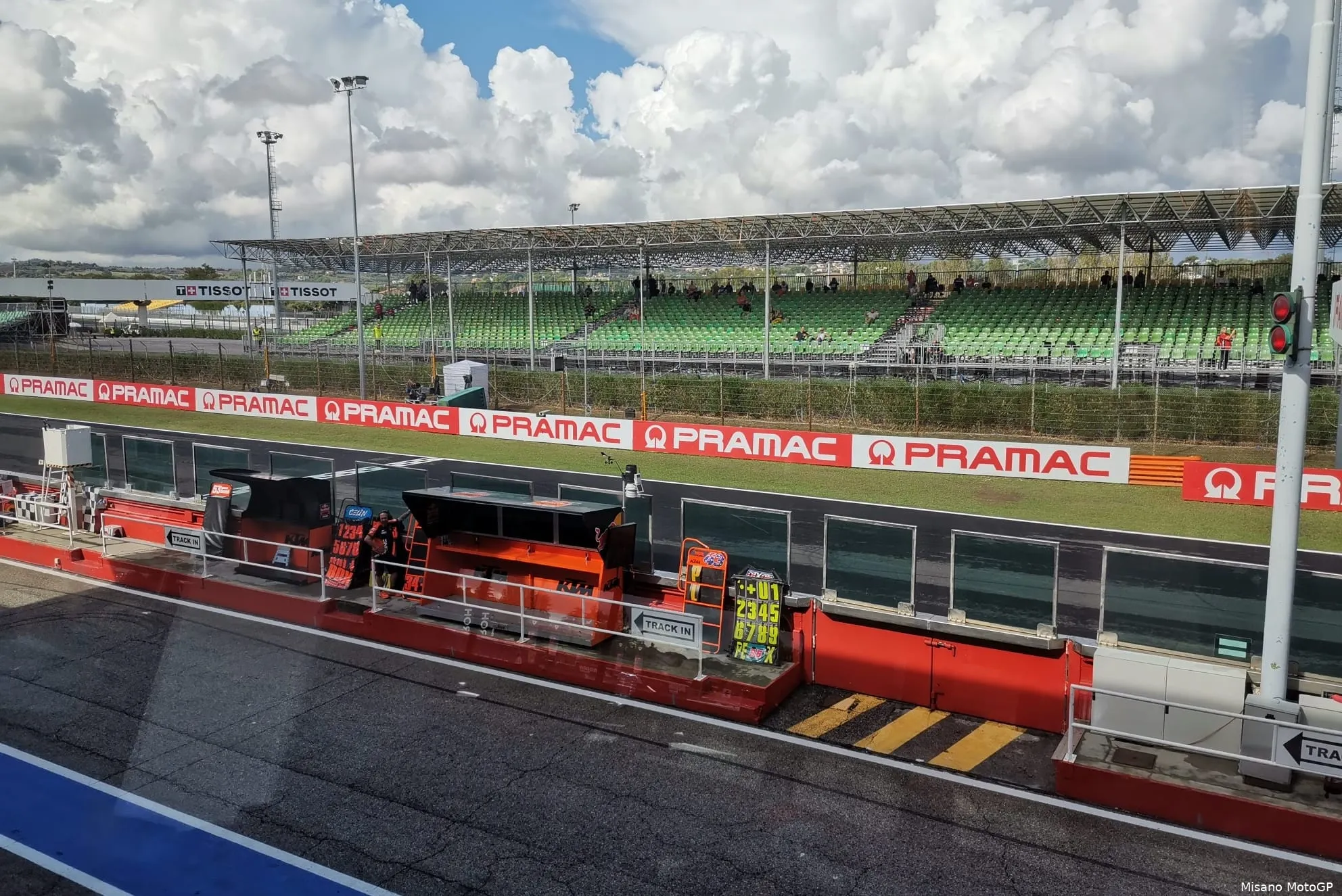 1b7a17c9 4252 4daf aadd 5e9ea1505a00