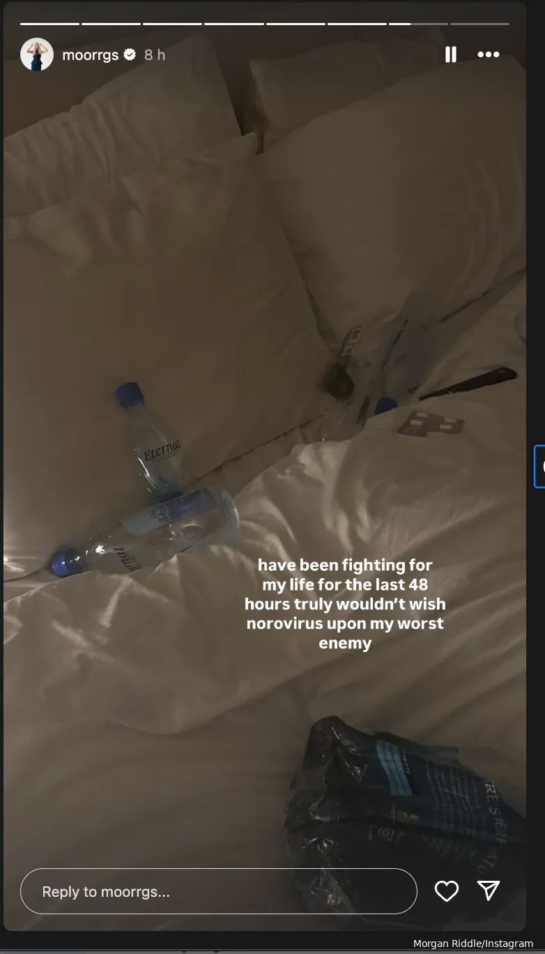 Morgan Riddle, novia de la estrella estadounidense Fritz, en cama tras un ataque de norovirus.