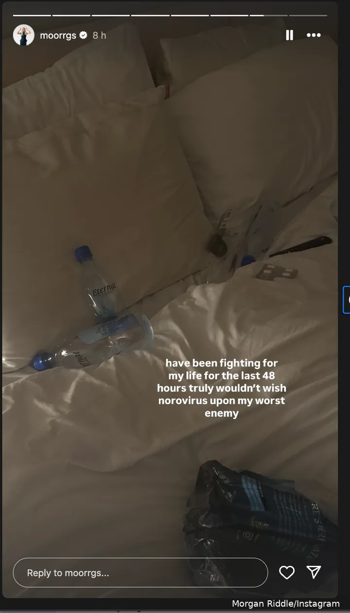Morgan Riddle, novia de la estrella estadounidense Fritz, en cama tras un ataque de norovirus.