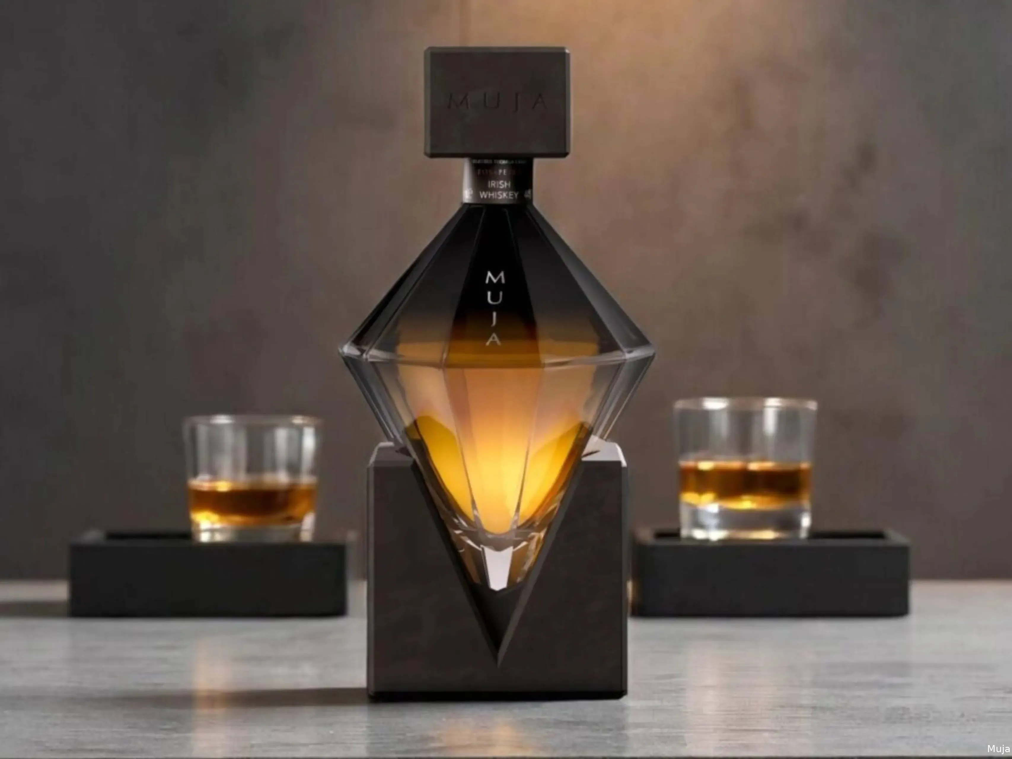 Muja Rosapetra Irish whiskey met glazen