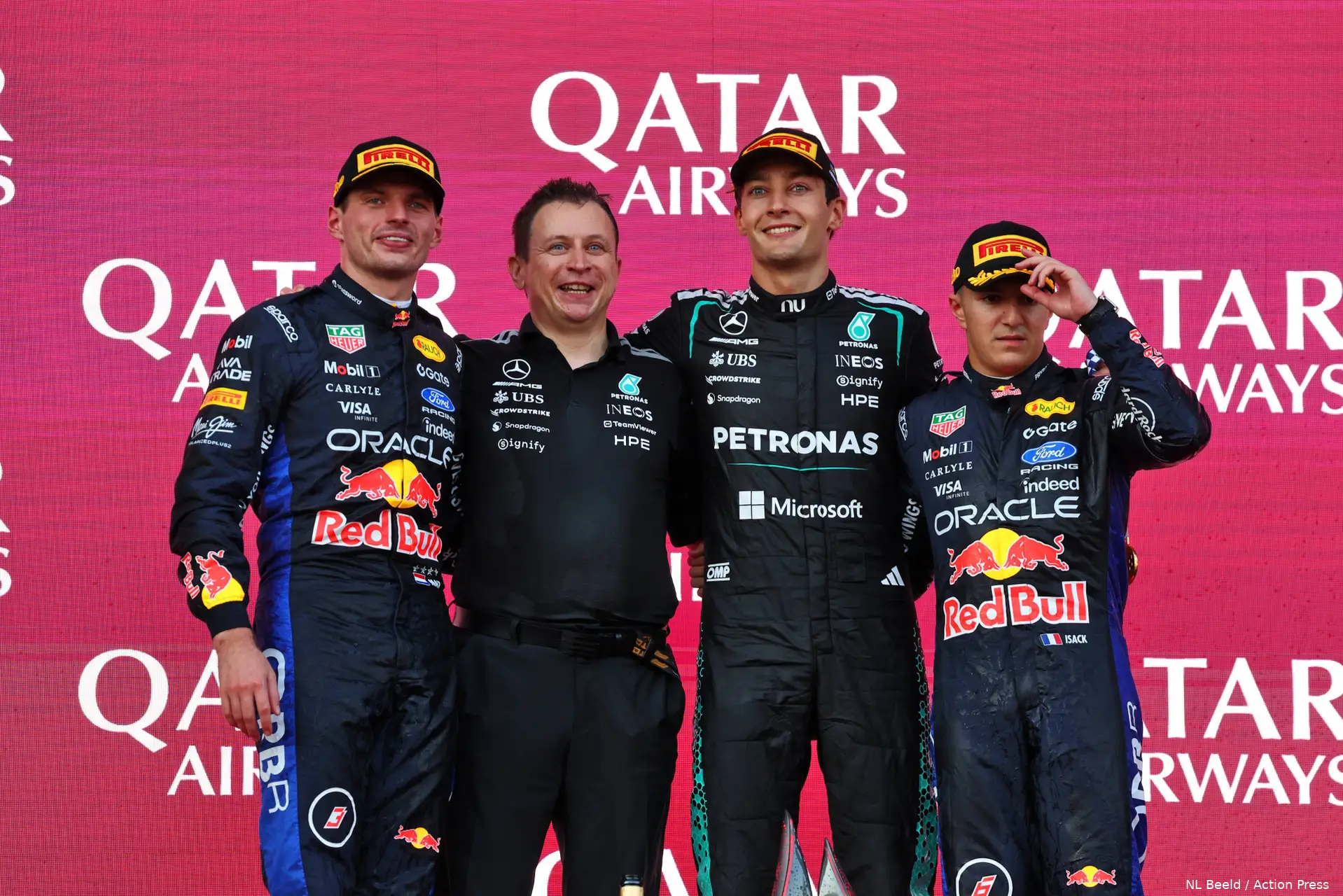 max-verstappen-george-russell-red-bull-racing-mercedes-azerbeidzjan-bakoe-1-podium-isack-hadjar-2