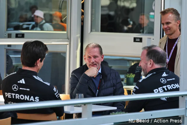 toto-wolff-jos-verstappen-canada-2026-mercedes-red-bull-racing-13