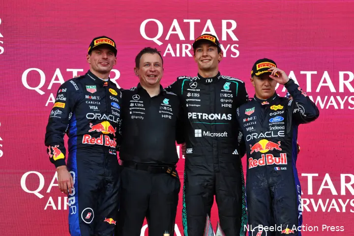 max-verstappen-george-russell-red-bull-racing-mercedes-azerbeidzjan-bakoe-1-podium-isack-hadjar-2