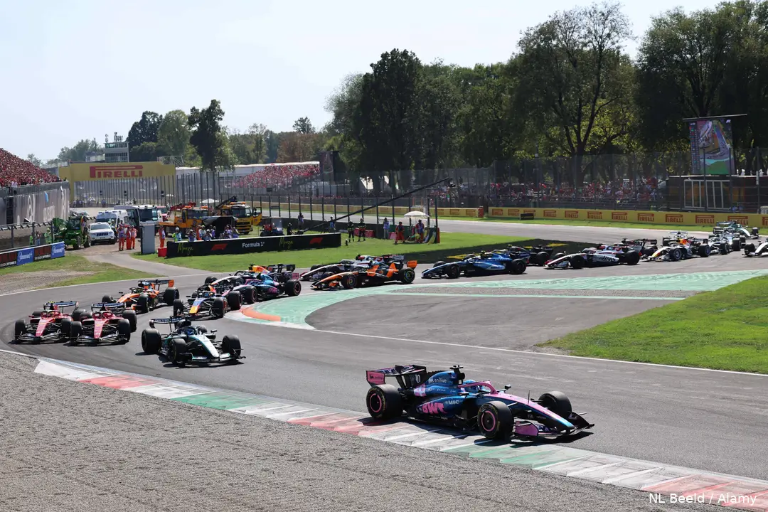 start-italië-monza-pierre-gasly-george-russell-lewis-hamilton-charles-leclerc-ferrari-max-verstappen