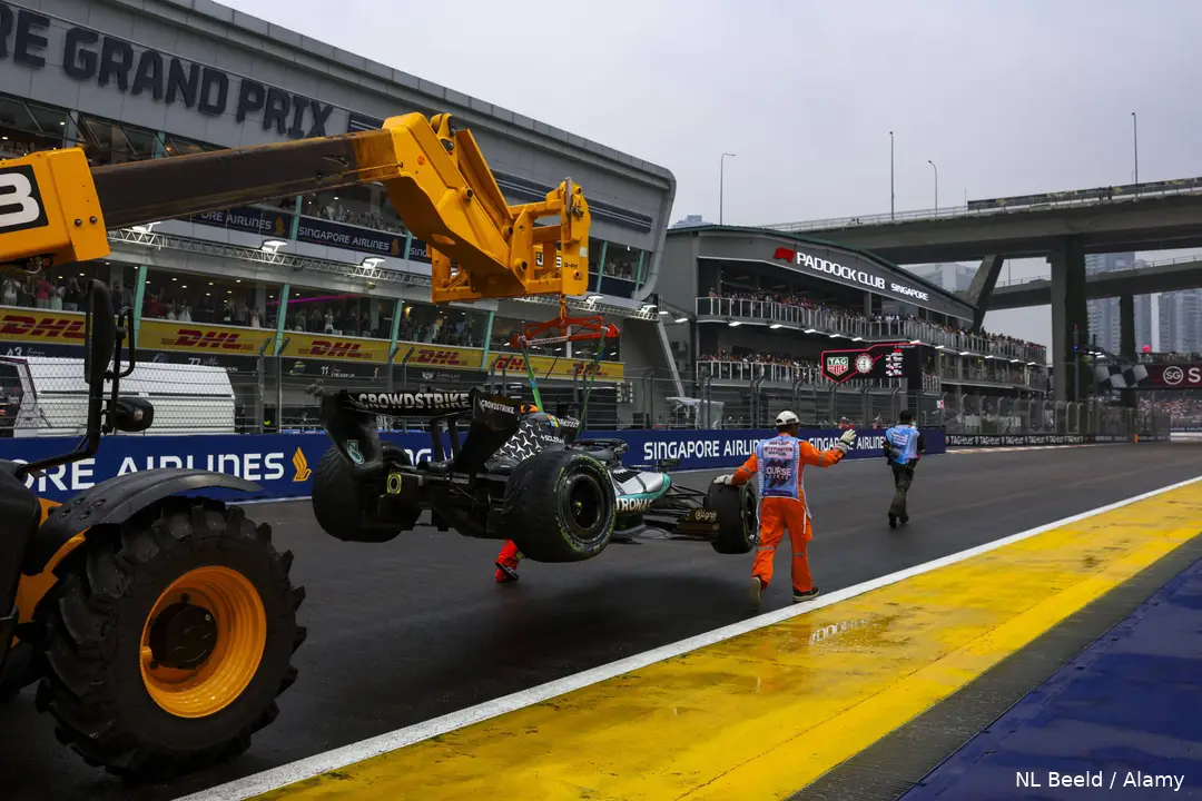 crash-sprintrace-george-russell-mercedes-regen-singapore