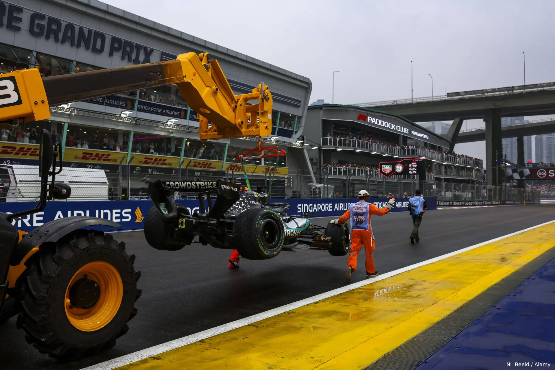 crash-sprintrace-george-russell-mercedes-regen-singapore