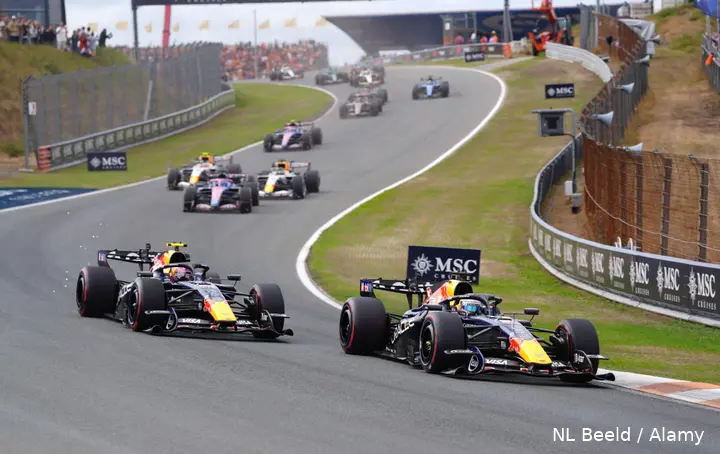 liam-lawson-max-verstappen-red-bull-racing-nederland-zandvoort-2026-start-12