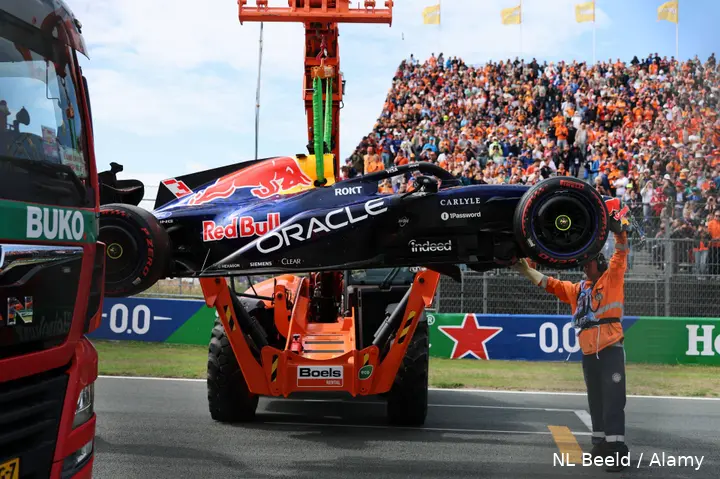 max-verstappen-crash-nederland-zandvoort-2026-medical-car-red-bull-racing-rb22-crash-112