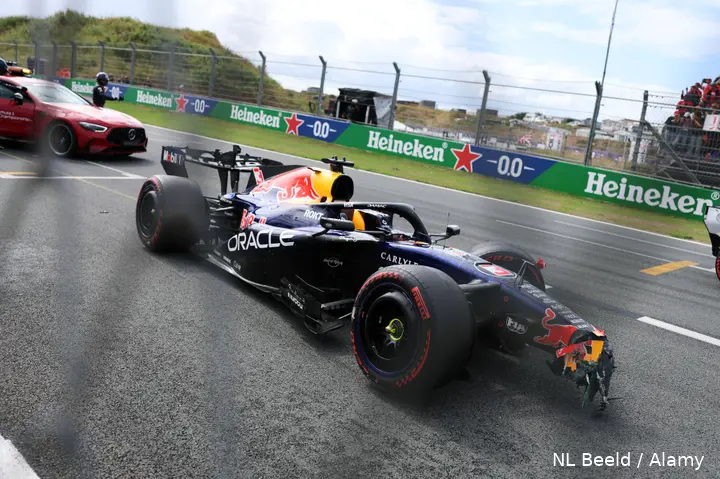 max-verstappen-crash-nederland-zandvoort-2026-medical-car-red-bull-racing-rb22-crash-117