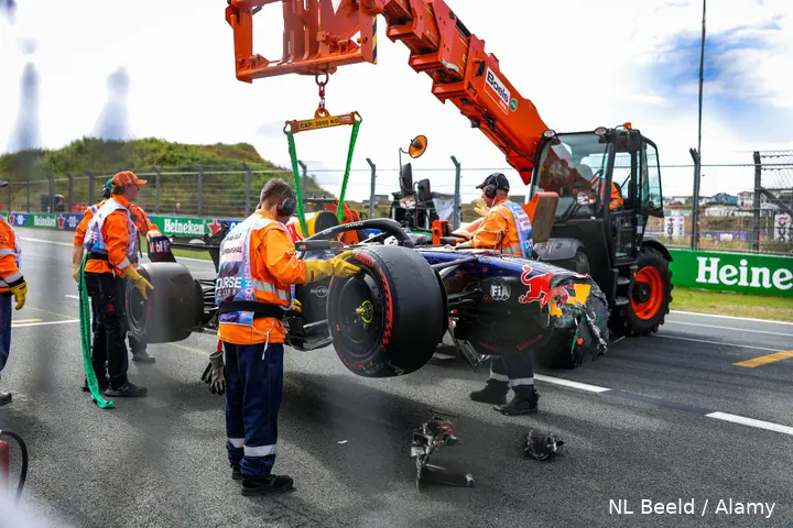 max-verstappen-crash-nederland-zandvoort-2026-medical-car-red-bull-racing-rb22-crash-118