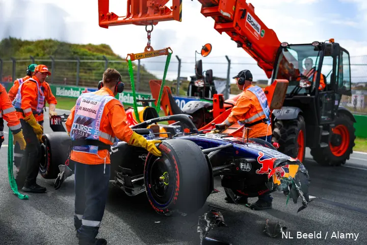 max-verstappen-crash-nederland-zandvoort-2026-medical-car-red-bull-racing-rb22-crash-119