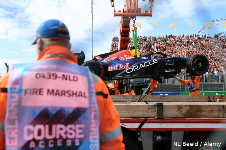 max-verstappen-crash-nederland-zandvoort-2026-medical-car-red-bull-racing-rb22-crash-13