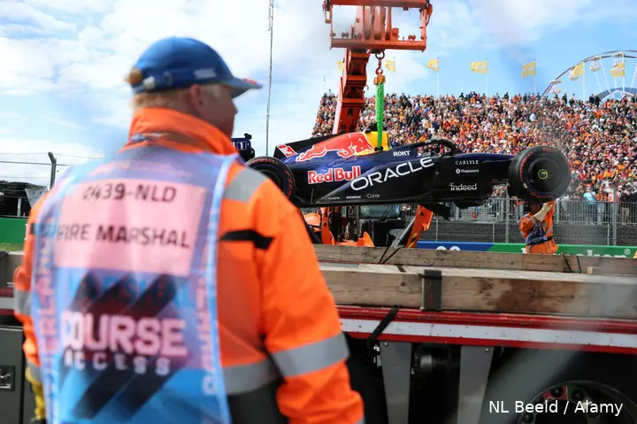 max-verstappen-crash-nederland-zandvoort-2026-medical-car-red-bull-racing-rb22-crash-13