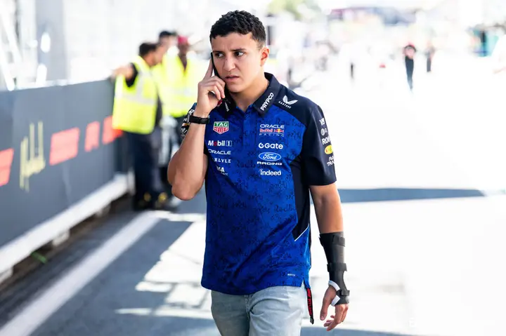 isack-hadjar-red-bull-racing-madring-spanje-2026-pols-brace-blessure-1