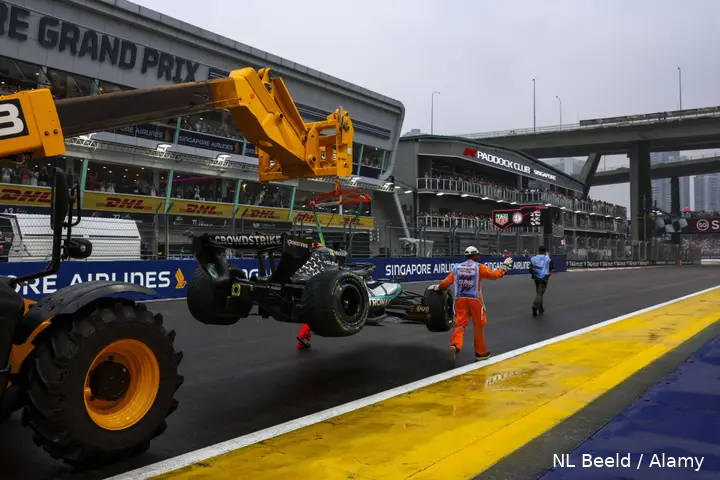 crash-sprintrace-george-russell-mercedes-regen-singapore
