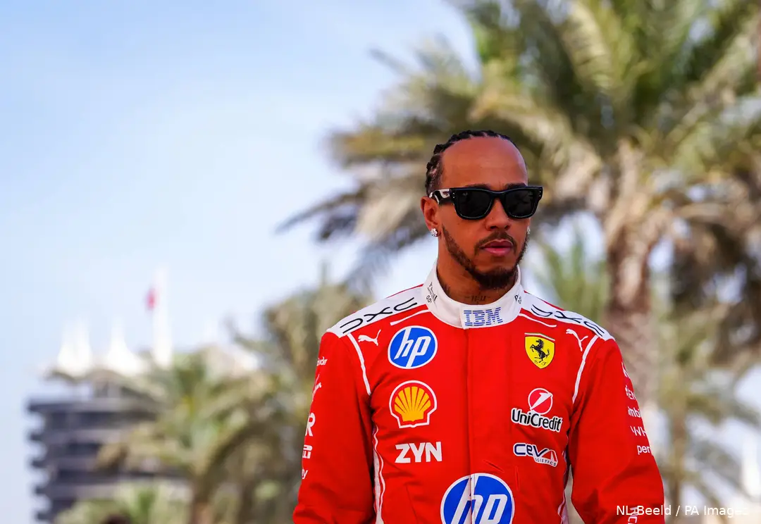 lewis-hamilton-ferrari-bahrein-wintertest-1