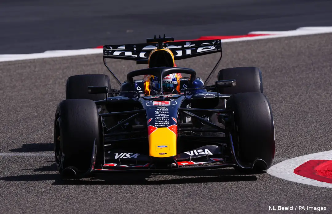 max-verstappen-red-bull-racing-rb22-bahrein-wintertest-12