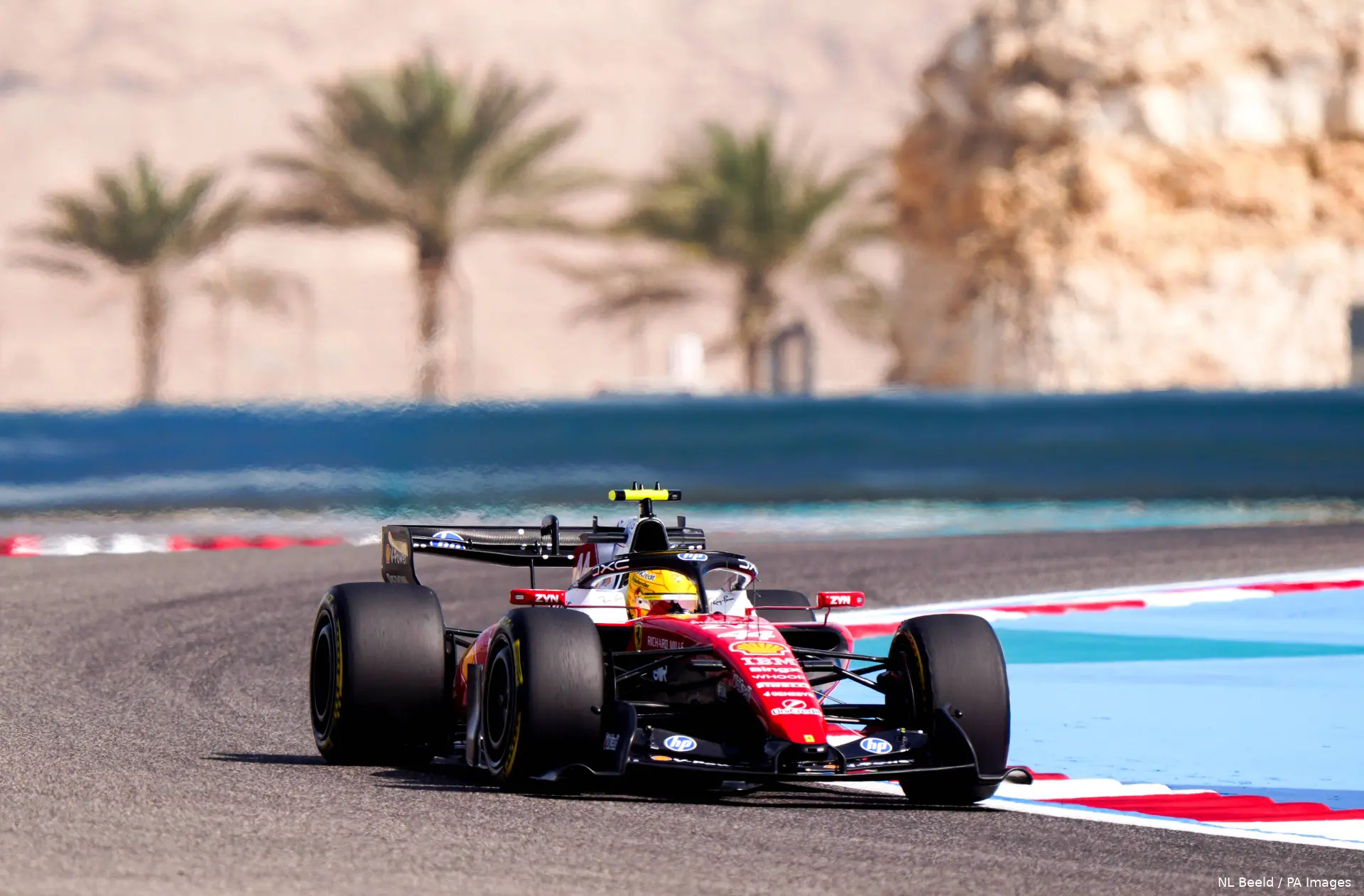 lewis-hamilton-ferrari-bahrein-wintertest-1-sf-26