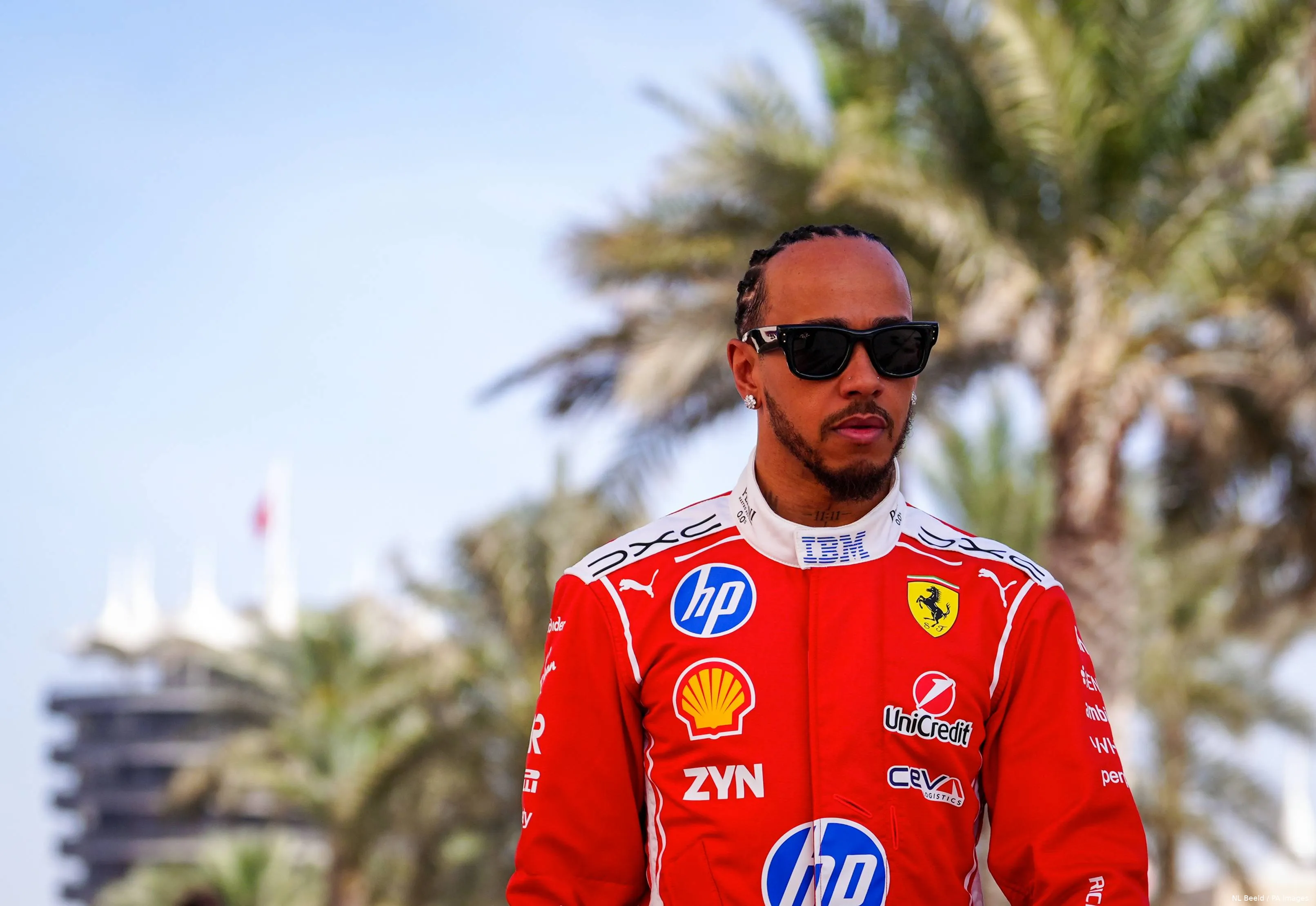 lewis-hamilton-ferrari-bahrein-wintertest-1