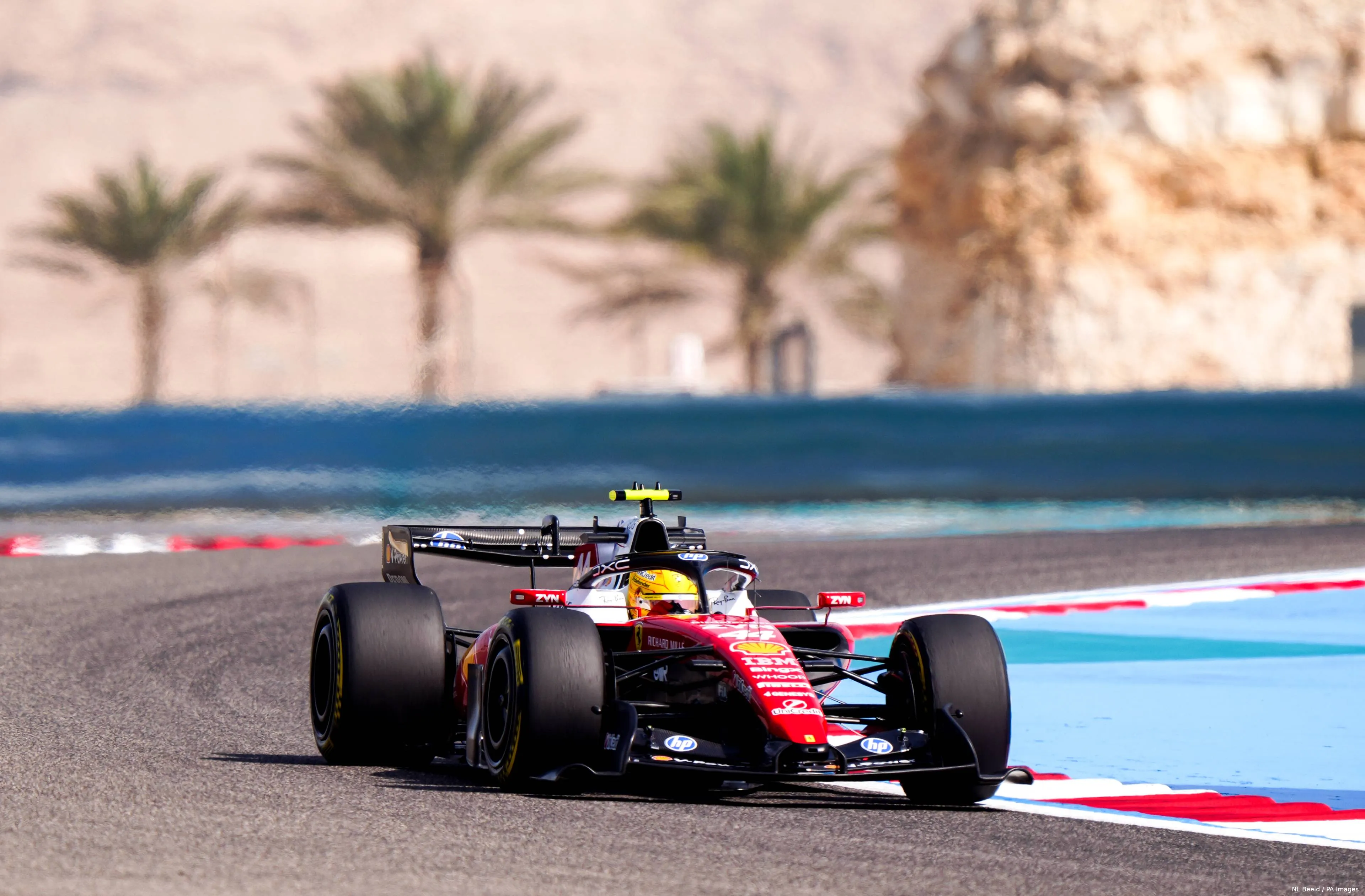 lewis-hamilton-ferrari-bahrein-wintertest-1-sf-26