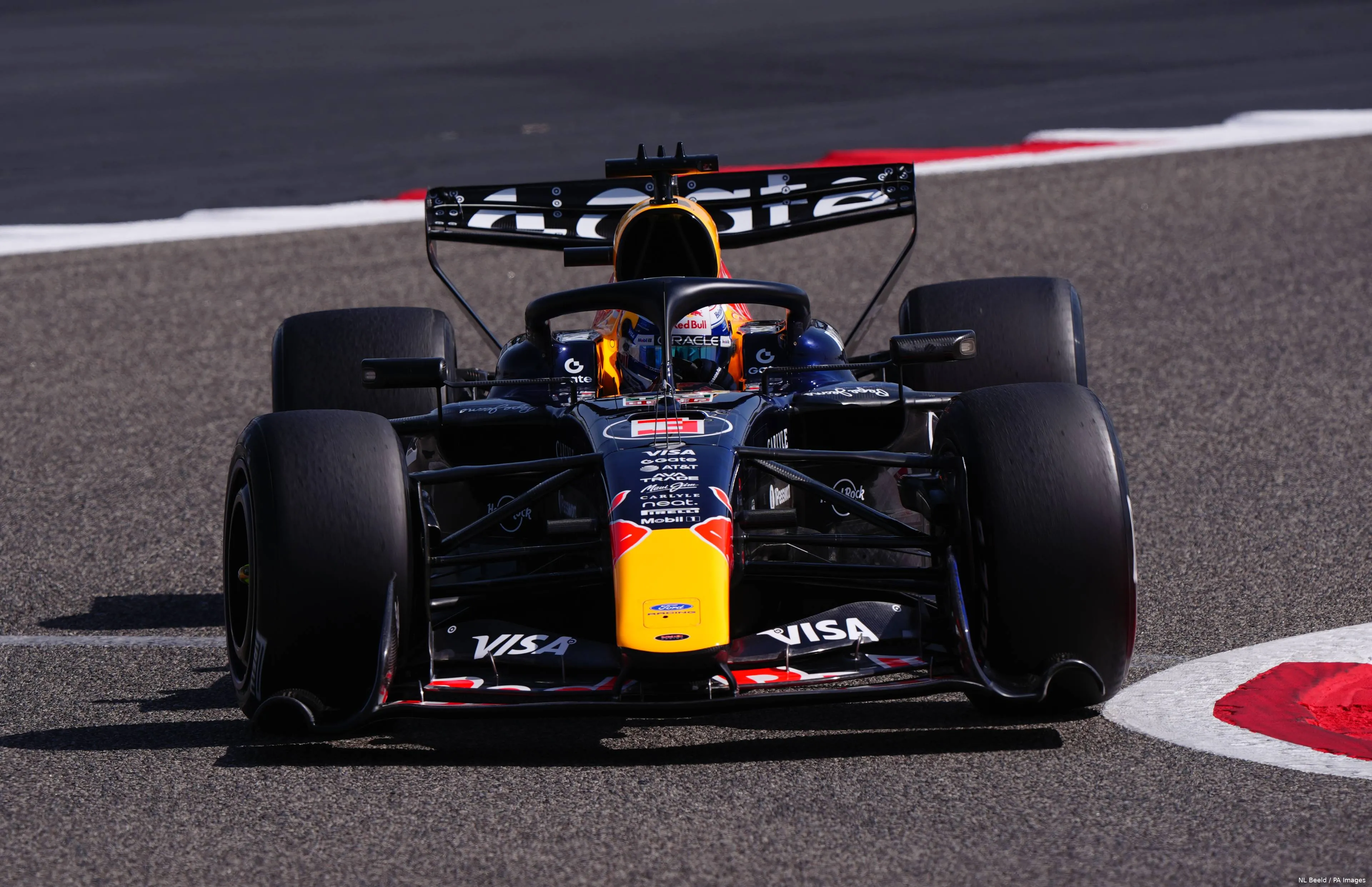max-verstappen-red-bull-racing-rb22-bahrein-wintertest-12