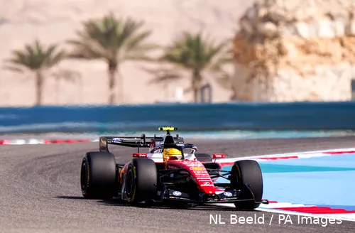 lewis-hamilton-ferrari-bahrein-wintertest-1-sf-26