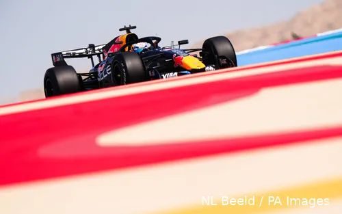 max-verstappen-red-bull-racing-rb22-wintertest-bahrein-51