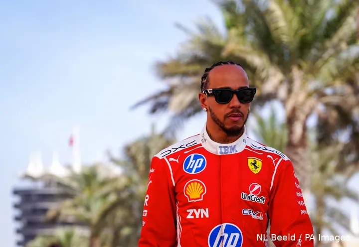 lewis-hamilton-ferrari-bahrein-wintertest-1