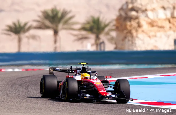 lewis-hamilton-ferrari-bahrein-wintertest-1-sf-26