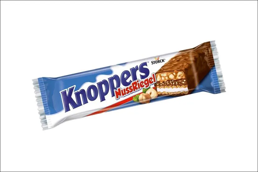 chocoladereep knoppers nussriegel van storck in blauw witte plastic verpakking