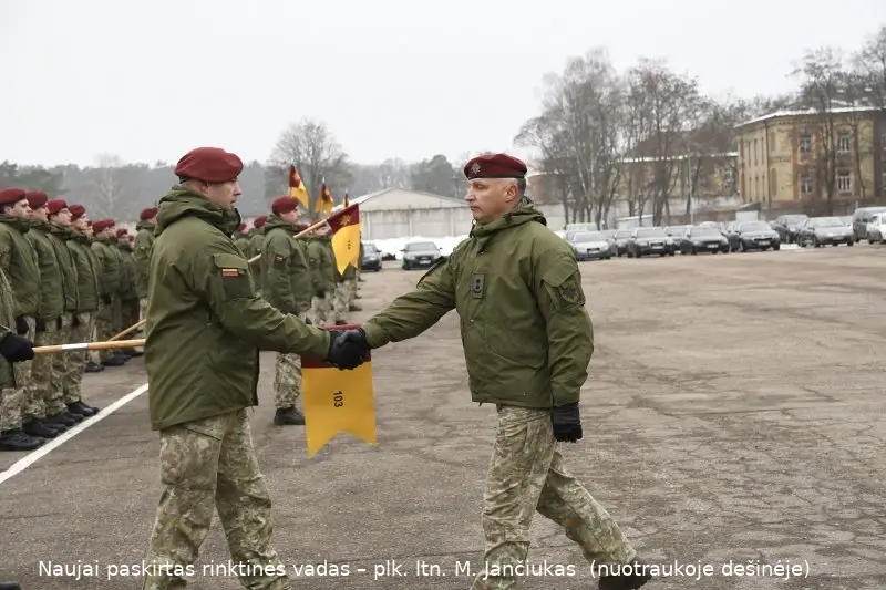naujai paskirtas rinktines vadas plk ltn mindaugas janciukas sveikina rinktines karius nuotr desineje