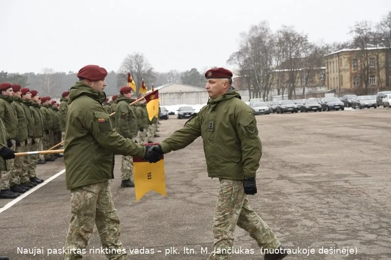 naujai paskirtas rinktines vadas plk ltn mindaugas janciukas sveikina rinktines karius nuotr desineje