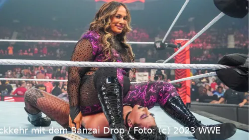 Nia Jax hat es sich vor WrestleMania zuhause bequem machen können