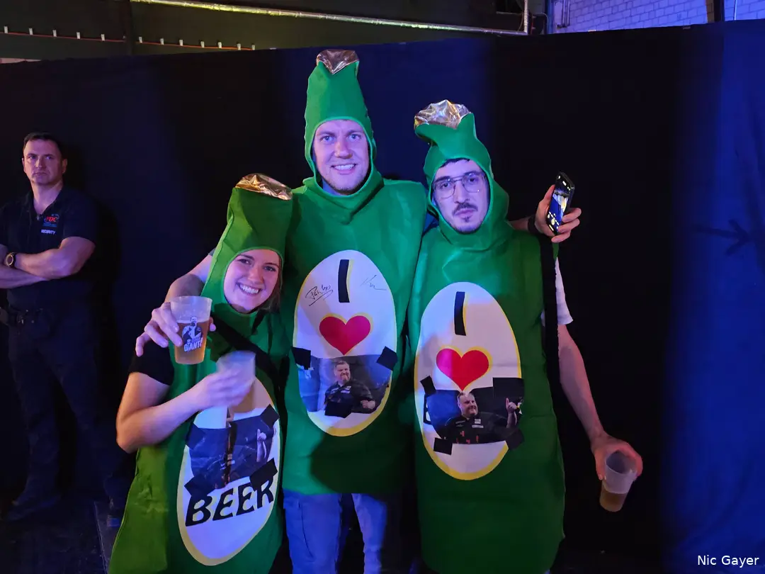 "I love Ryan Joyce": Julius (rechts) und ein Teil des Fanklubs legten sich sogar eigene Ryan-Joyce-Outfits zu