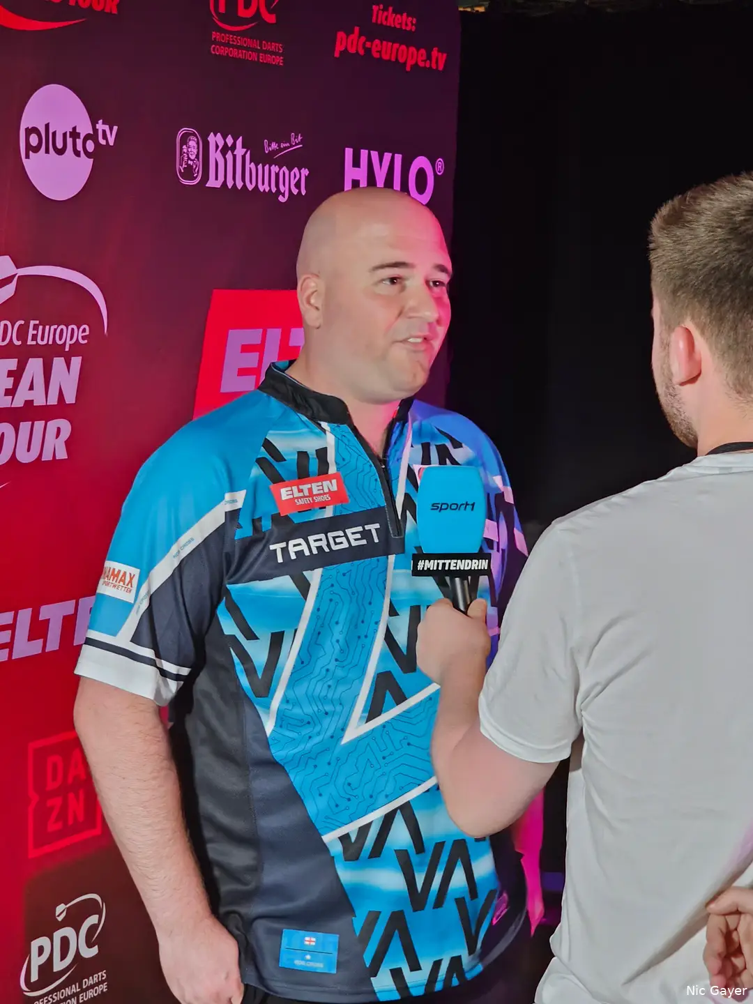 Rob Cross beantwoordt vragen van de pers na zijn overwinning op Ricardo Pietreczko