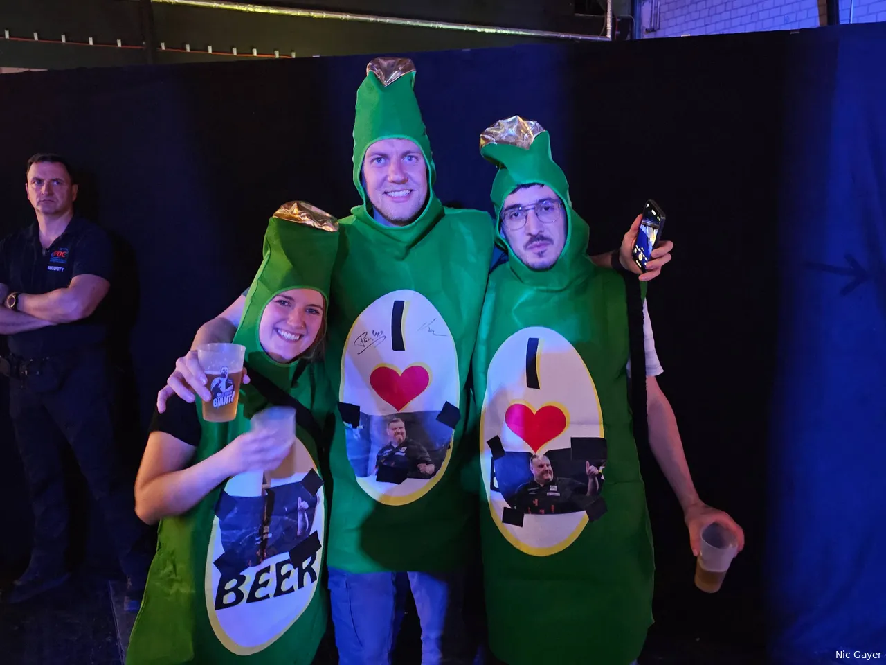 "I love Ryan Joyce": Julius (rechts) und ein Teil des Fanklubs legten sich sogar eigene Ryan-Joyce-Outfits zu