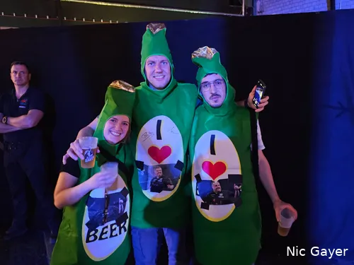 "I love Ryan Joyce": Julius (rechts) und ein Teil des Fanklubs legten sich sogar eigene Ryan-Joyce-Outfits zu