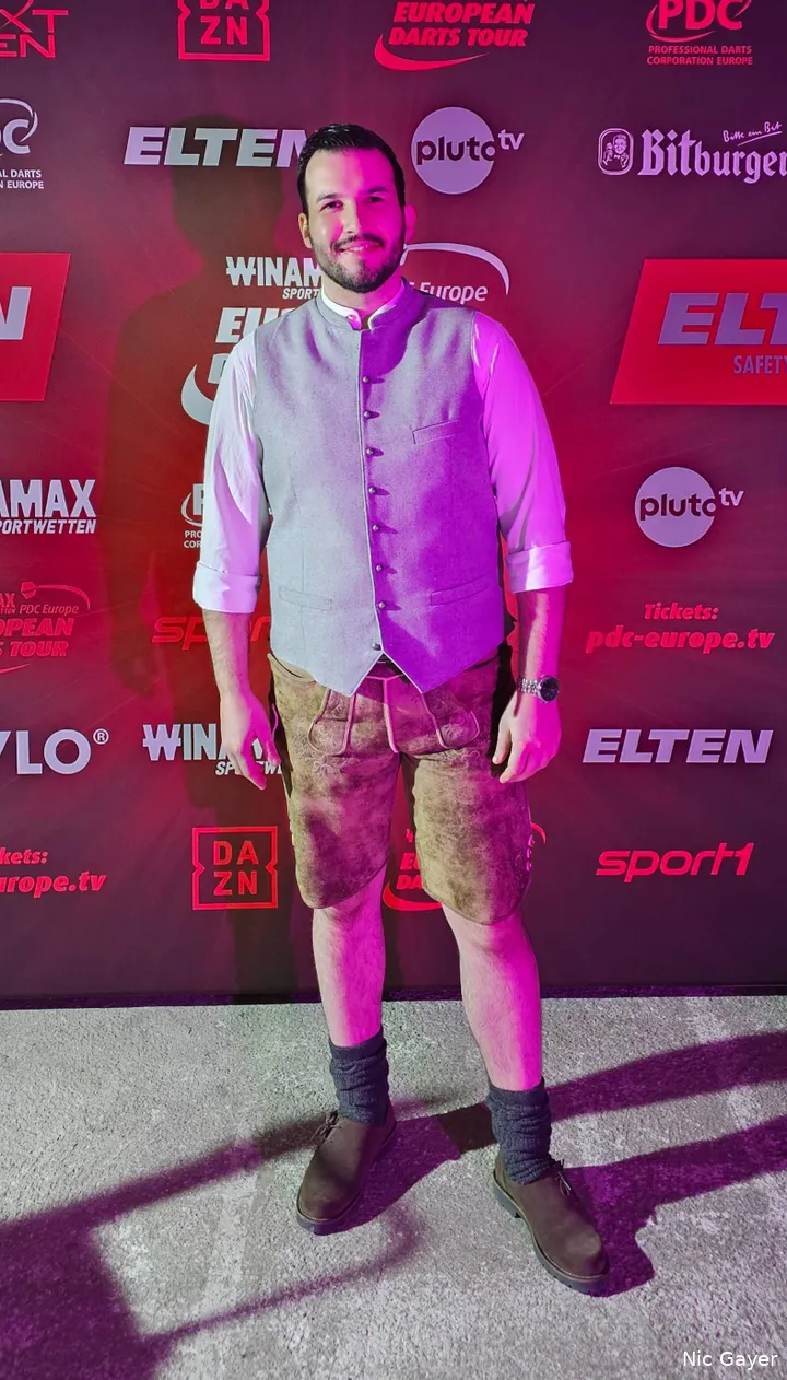 Auch im Dauerstress immer ein sympathisches Lächeln auf den Lippen und ein offenes Ohr für alle Fans: Philip Brzezinski gehört seit Jahren zur fest eingespielten European-Tour-Crew der PDC Europe