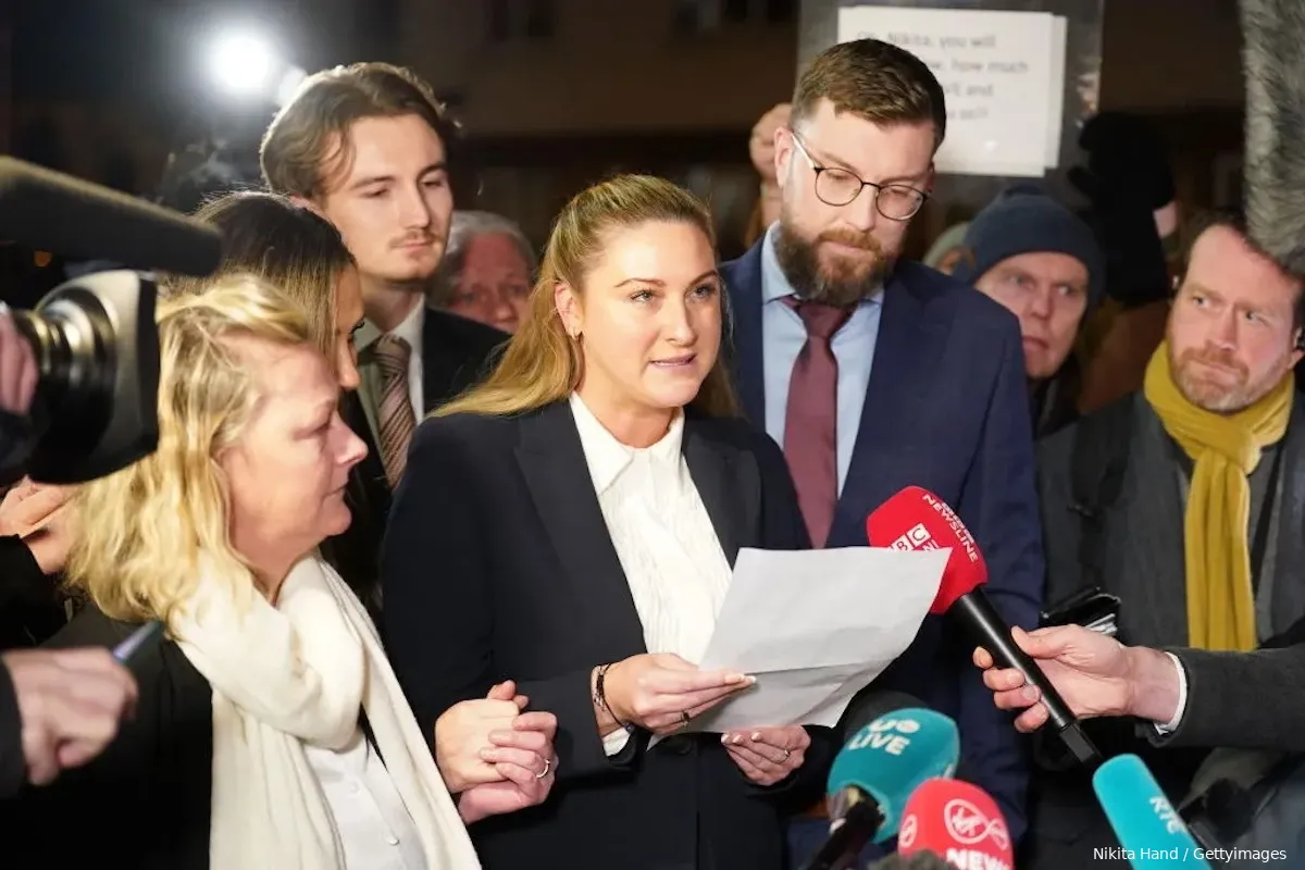 Nikita Hand læser efter dommerkendelsen