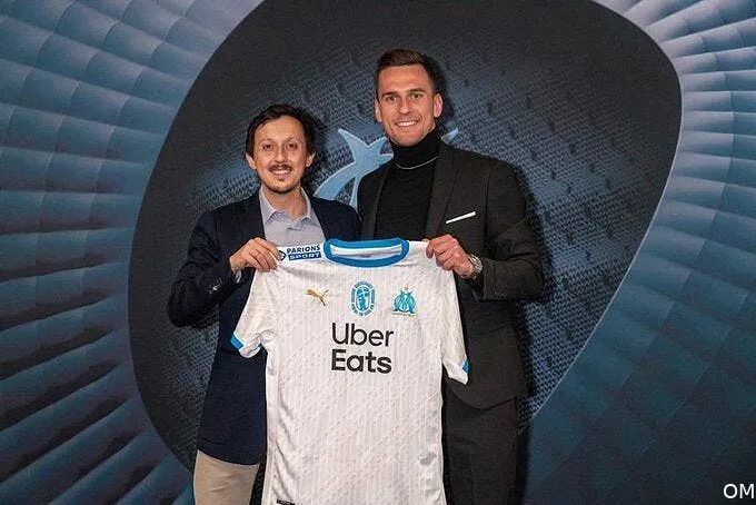 officiel arkadiusz milik est le nouveau grand attaquant de l om esst6axxcaa9p1i 304763