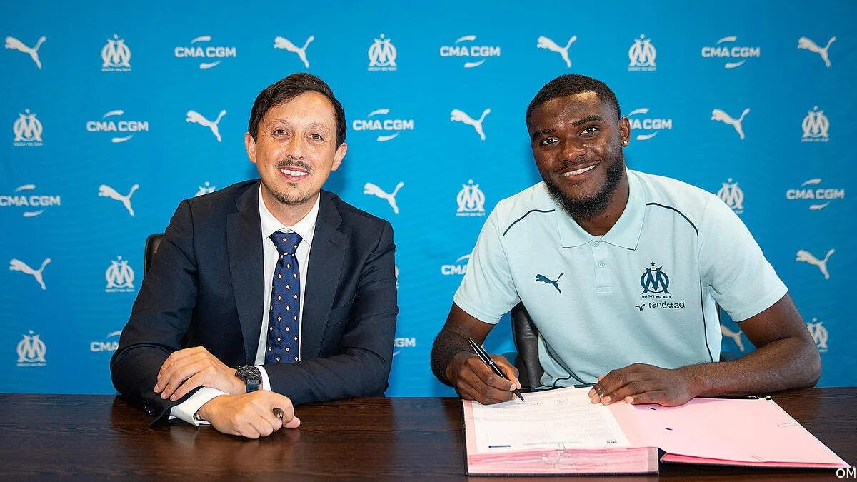 om lilian brassier prete 240703 brassier sign 378002