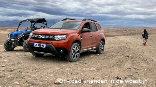 Off-road vrienden in de woestijn