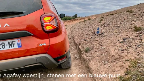 Stenen met blauwe punten en een pijl als herkenning dat je op de route zit
