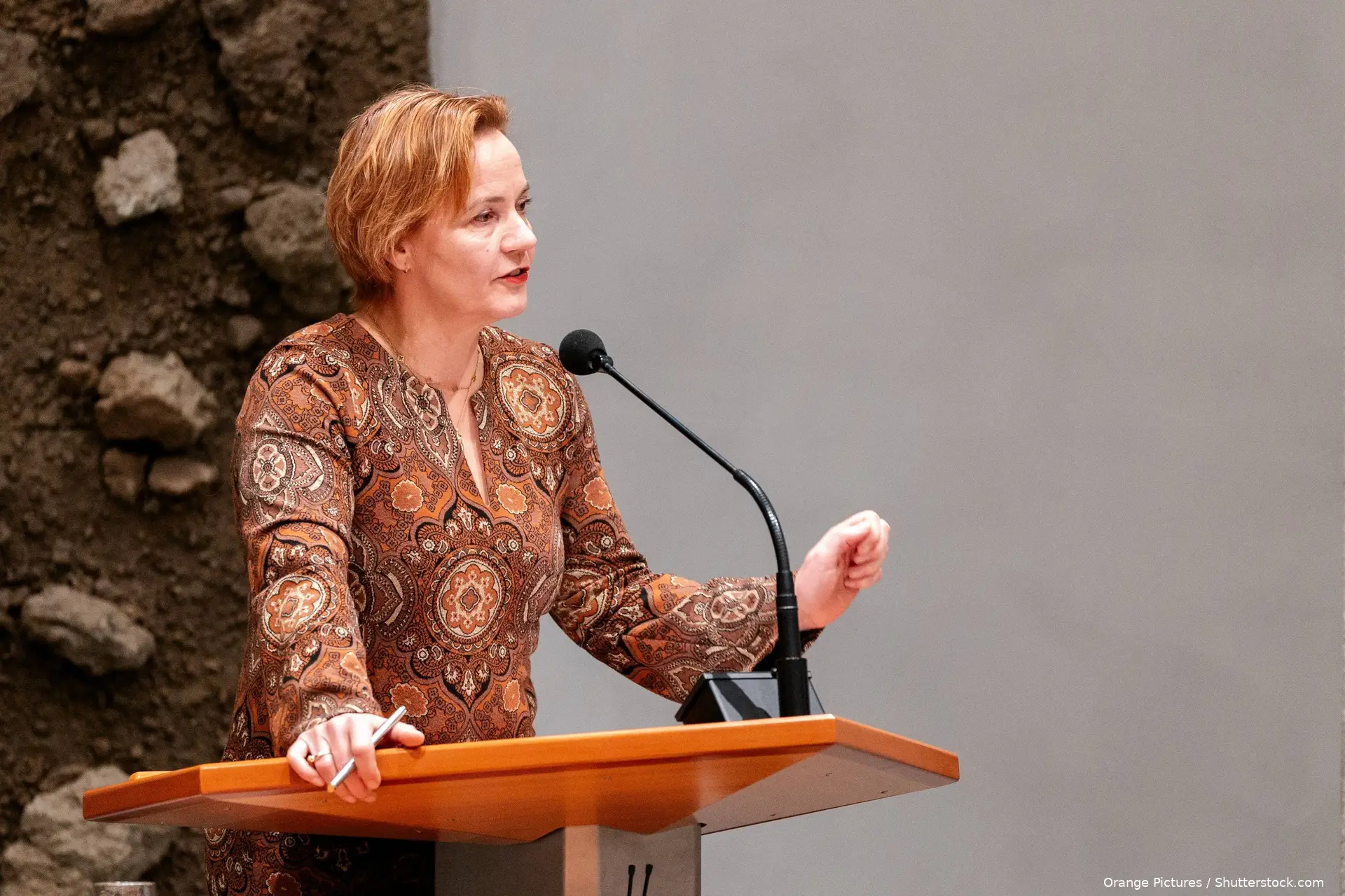 Staatssecretaris Judith Tielen in de Tweede Kamer, met een serieuze blik