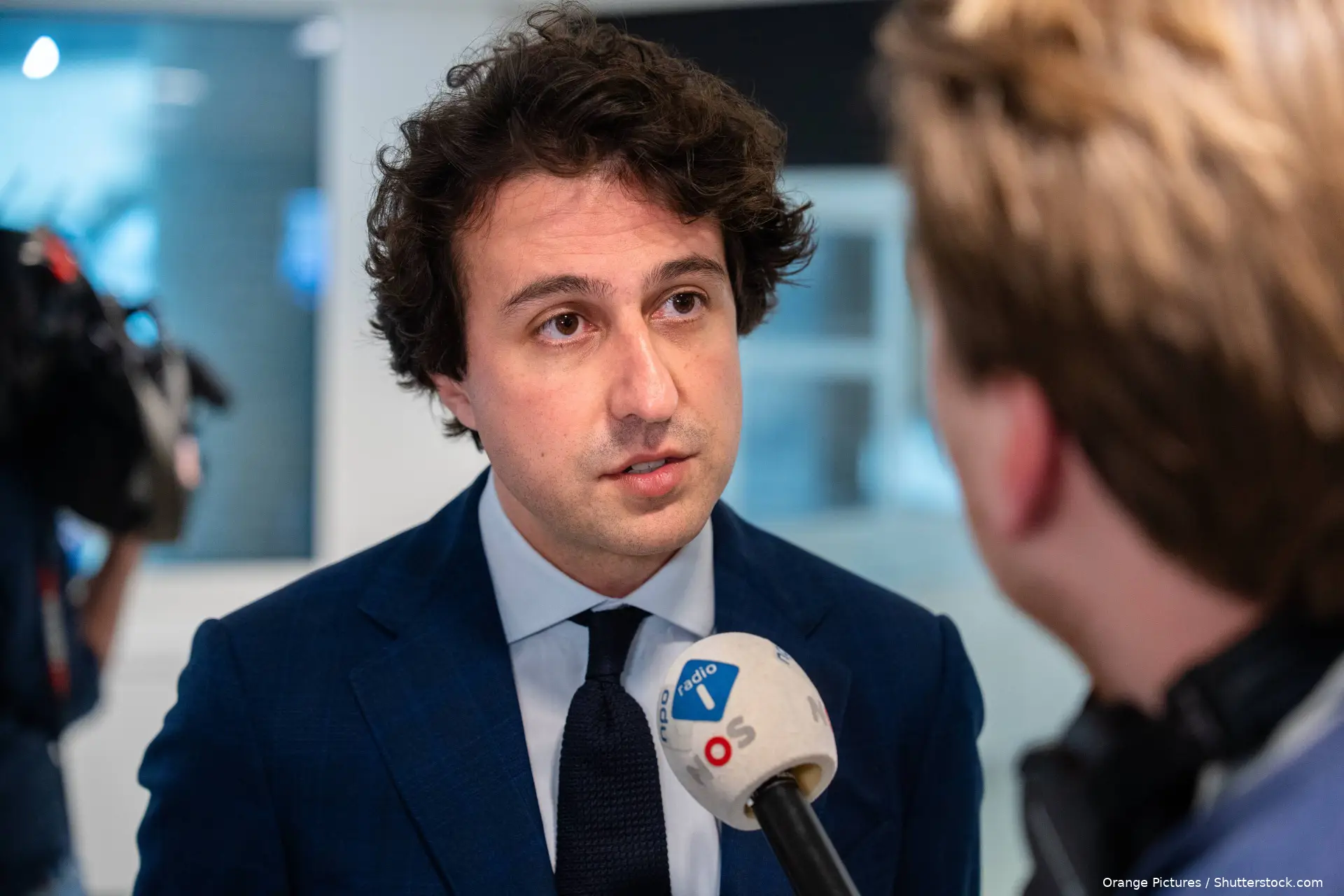 Jesse Klaver staat de pers te woord met een microfoon voor zich