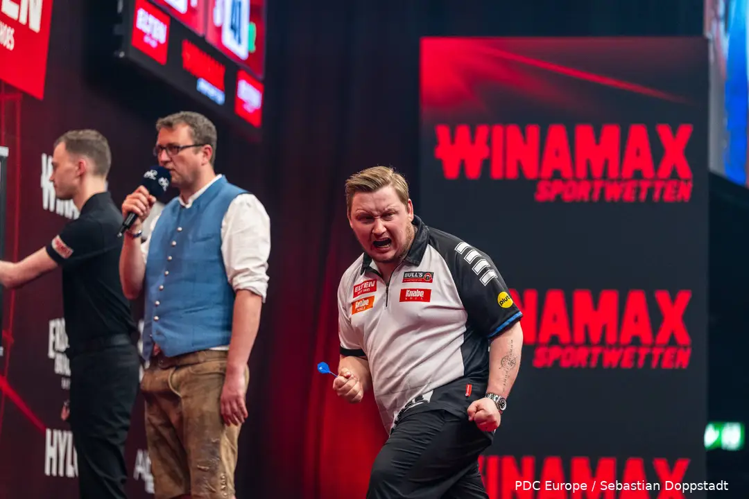 Martin Schindler kämpft sich beim German Darts Grand Prix mit einem 6:4-Arbeitssieg gegen Brendan Dolan in die nächste Runde