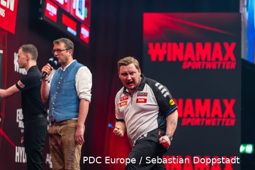 Martin Schindler kämpft sich beim German Darts Grand Prix mit einem 6:4-Arbeitssieg gegen Brendan Dolan in die nächste Runde